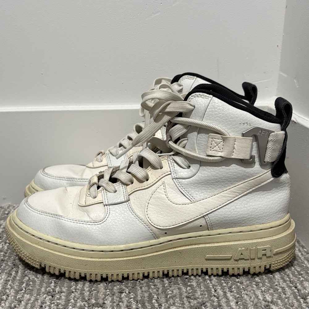 Nike Women's Sneakers in White and Cream